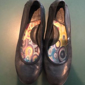 Born flats in black.